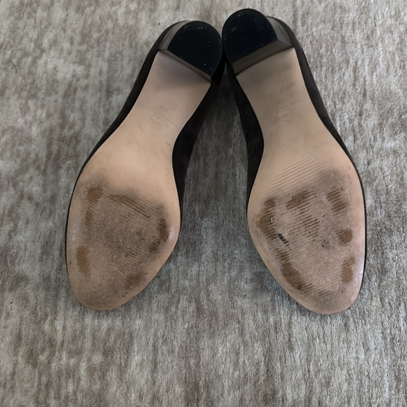 Ann Taylor Smoky Gray Classic Heels with Rounded Toe - Picture 6 of 6